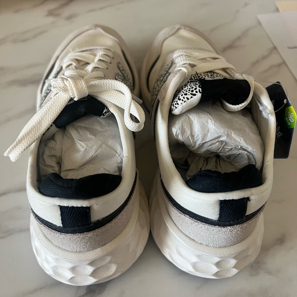 New balance shoes - Picture 1 of 5